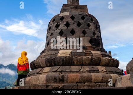Un grande Stupa al Tempio di Borobudur, Yogyakarta, Giava Centrale, Indonesia Foto Stock