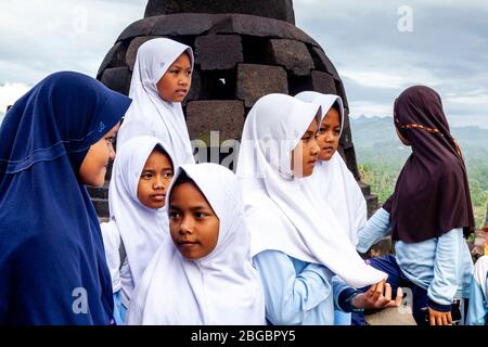 Un gruppo di scolari indonesiani che visitano il Tempio di Borobudur, Yogyakarta, Giava Centrale, Indonesia Foto Stock