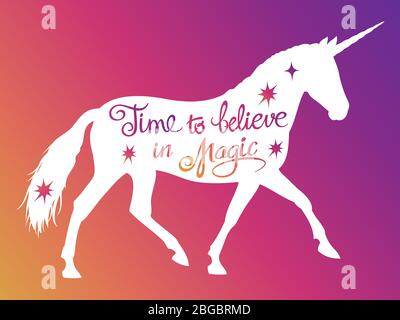 Mitica silhouette unicorno ribelle con una magia scritta in frase positiva. Illustrazione vettoriale Illustrazione Vettoriale