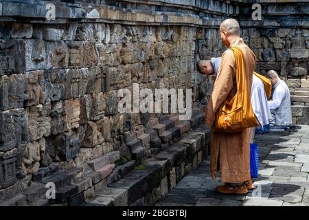 Un gruppo di monaci buddisti che pregano al Tempio di Borobudur, Yogyakarta, Giava Centrale, Indonesia Foto Stock