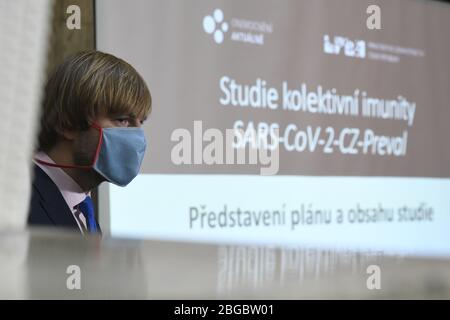 Praga, Repubblica Ceca. 21 Apr 2020. I risultati dello studio collettivo sull'immunità del covid-19 di un campione rappresentativo di popolazione in Repubblica Ceca dovrebbero essere disponibili all'inizio di maggio, il ministro della Sanità Adam Vojtech (per ANO) ha detto ai giornalisti il 21 aprile 2020, a Praga, Repubblica Ceca. Fino a 27,000 persone provenienti dalle località con diverse incidenza di infezione da coronavirus saranno testate per il covid-19. Credit: Michal Kamaryt/CTK Photo/Alamy Live News Foto Stock