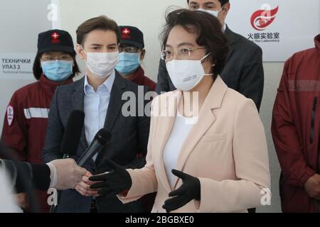 Belgrado, Serbia. 21 Apr 2020. L'ambasciatore cinese in Serbia Chen Bo(front) parla all'apertura del laboratorio per la rivelazione molecolare degli agenti infettivi chiamato "Fire Eye" a Belgrado, Serbia, il 20 aprile 2020. Il nuovo laboratorio di test COVID-19, parte dei quali è stato donato da aziende cinesi, è stato aperto nella capitale serba lunedì, aumentando significativamente le capacità di test dei virus del paese. Il laboratorio presso il Centro clinico della Serbia a Belgrado è il primo di due laboratori installati dal gruppo cinese BGI in Serbia. Credit: Xinhua/Alamy Live News Foto Stock