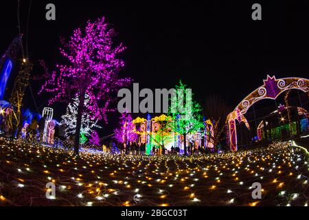 NAGASAKI, GIAPPONE - 29 aprile 2019 : Huis Ten Bosch è un parco a tema a Nagasaki, Giappone, che espone vecchi edifici olandesi e luci colorate al n° Foto Stock