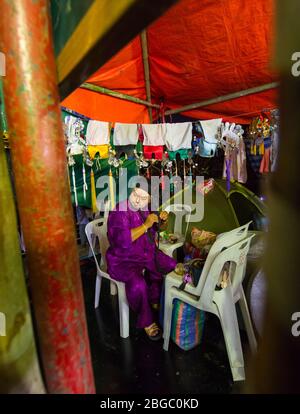 Asia / Thailandia - 28 agosto 2019 : attrice dell'Opera Cinese. Gli artisti si compongono al backstage. Foto Stock