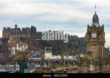 Edimburgo, Scozia. Vista del Balmoral Hotel e della Torre dell'Orologio con il Castello di Edimburgo a distanza da Calton Hill. Foto Stock