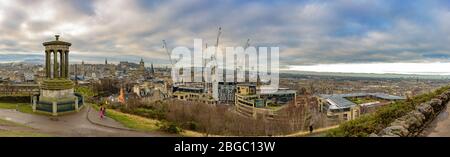 Vista panoramica aerea di Edimburgo, Scozia, da Calton Hill con il monumento Dugald Stewart e il centro della città e il castello di Edimburgo sullo sfondo Foto Stock