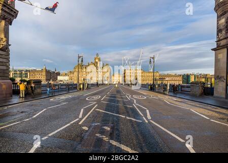 Edimburgo, Scozia - Dicembre 2018. Vista del Ponte Nord sulla stazione di Waverley, che conduce all'Archivio Nazionale della Scozia Foto Stock