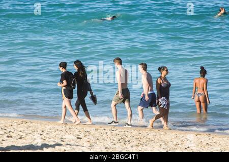 Sydney, Australia. Martedì 21 aprile 2020. Coogee Beach, nei sobborghi orientali di Sydney, riaprì dopo le restrizioni di blocco. La gente del posto è autorizzata a nuotare, a fare surf e a fare esercizio fisico, ma non deve prendere il sole, sedersi sulla sabbia o riunirsi in gruppi a causa della pandemia COVID-19. Credit Paul Lovelace/Alamy Live News. Foto Stock