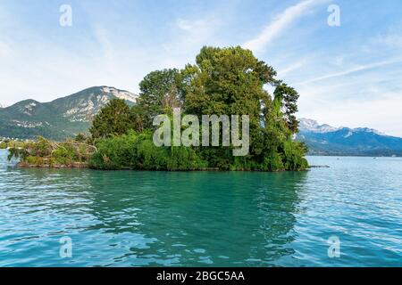 Vista sul lago di Annecy in Francia. Il Lago di Annecy è un lago perialpino in alta Savoia in Francia. E' il terzo lago più grande della Francia. Foto Stock