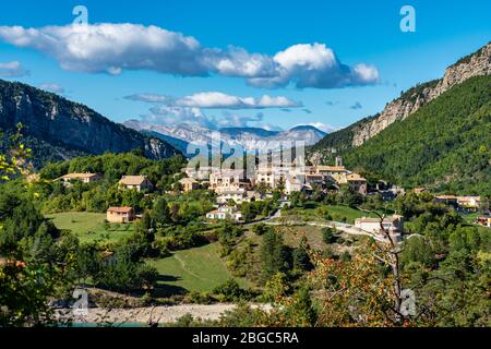 Villaggio di Saint Julien du Verdon a Lac de Castillon in Provenza, Francia. Foto Stock