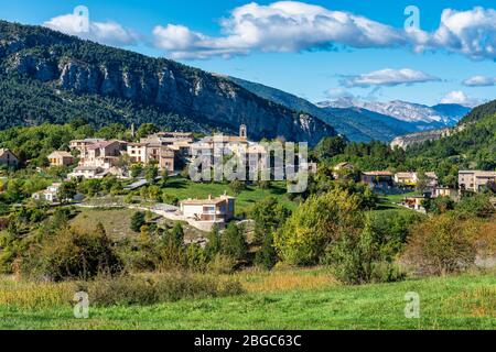 Villaggio di Saint Julien du Verdon a Lac de Castillon in Provenza, Francia. Foto Stock