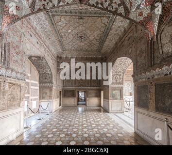 Sheesh Mahal (Palazzo degli specchi), un palazzo decorato in modo ornato a Lahore, Pakistan e un sito patrimonio dell'umanità dell'UNESCO. Foto Stock