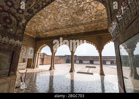 Sheesh Mahal (Palazzo degli specchi), un palazzo decorato in modo ornato a Lahore, Pakistan e un sito patrimonio dell'umanità dell'UNESCO. Foto Stock