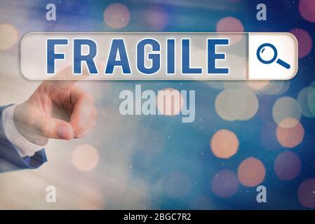 Nota di scrittura Fragile. Concetto Aziendale Per Maniglia Frangibile Con Care Bubble Wrap Glass Merci Pericolose Foto Stock