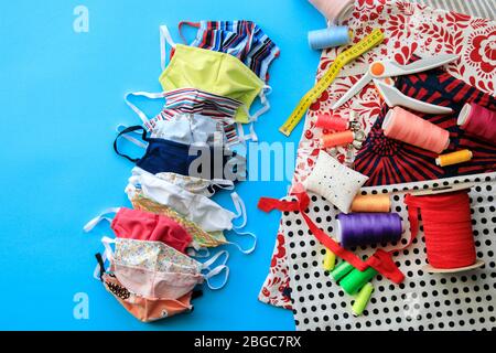 Maschere mediche su sfondo blu. Protezione contro coronavirus, influenza e altre infezioni aeree Set antivirali medico facciale respiratorio maschere Foto Stock