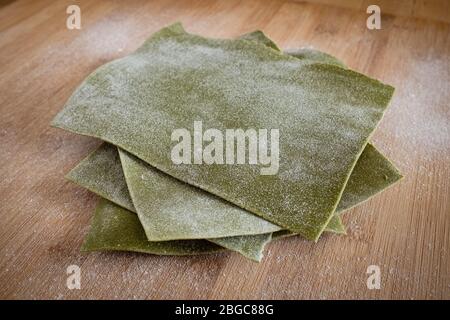 Strati di lasagne fatte a mano con spinaci Foto Stock