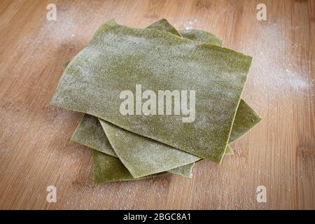 Pila di strati di lasagne fatti a mano con spinaci Foto Stock