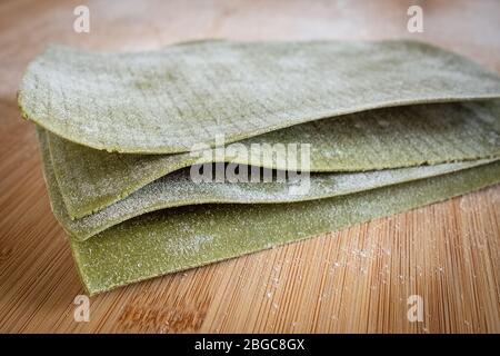 Pila di strati di lasagne fatti a mano con spinaci Foto Stock