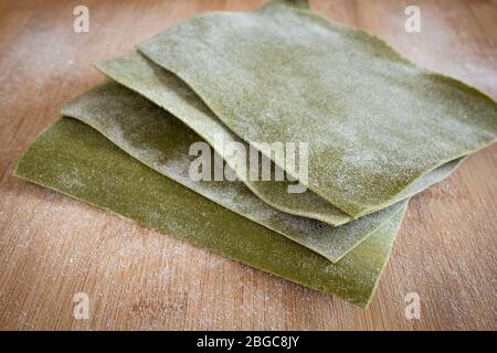 Strati di lasagne fatte a mano con spinaci Foto Stock