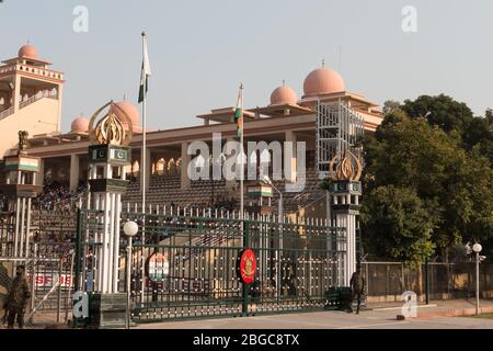 Cerimonia di frontiera di Wagah al confine tra Pakistan e India. I soldati di entrambi i paesi si esibiscono in una mostra militare di 30 minuti. Foto Stock