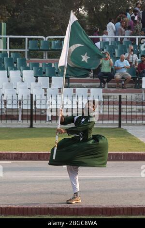 Cerimonia di frontiera di Wagah al confine tra Pakistan e India. I soldati di entrambi i paesi si esibiscono in una mostra militare di 30 minuti. Foto Stock