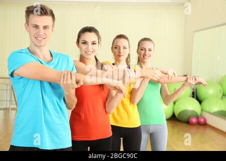 Giovani persone belle impegnati in palestra Foto Stock