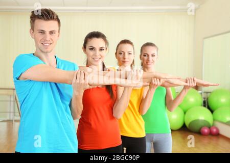 Giovani persone belle impegnati in palestra Foto Stock