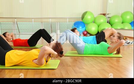 Giovani persone belle impegnati in palestra Foto Stock