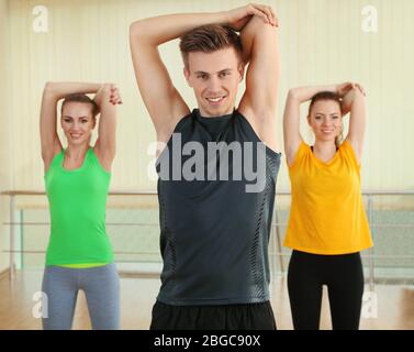 Giovani persone belle impegnati in palestra Foto Stock