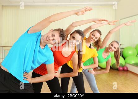 Giovani persone belle impegnati in palestra Foto Stock