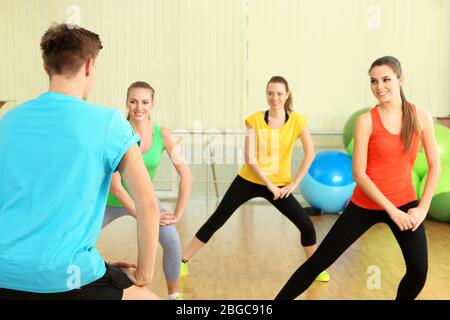 Giovani persone belle impegnati in palestra Foto Stock