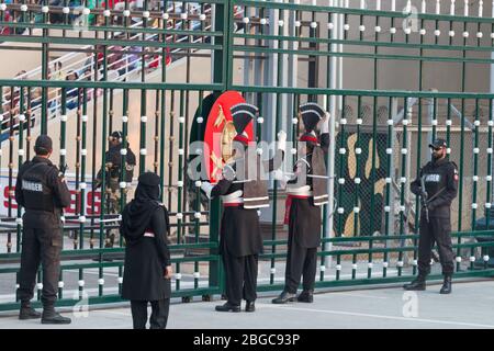 I soldati pakistani si esibiscono alla cerimonia di frontiera di Wagah, al confine tra Pakistan e India. Foto Stock