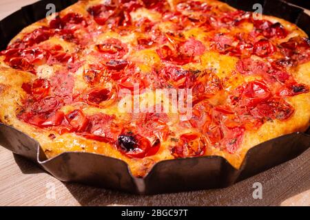 Focaccia al forno barese tradizionale cucina pugliese Foto Stock