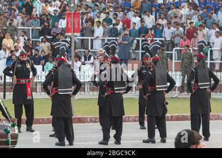 I soldati pakistani si esibiscono alla cerimonia di frontiera di Wagah, al confine tra Pakistan e India. Foto Stock