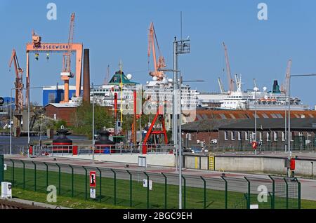 porto di emden, germania - 2020.04.19: le navi da crociera amera (imo 8700280) e albatros (imo 7304314) sono attraccate sotto la quarantena covid19 a fosen nord Foto Stock