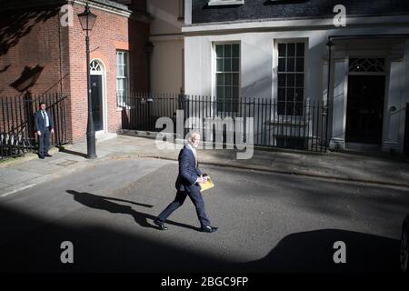 Il segretario degli esteri Dominic Raab arriva a Downing Street, Londra, per il suo incontro quotidiano con i funzionari della sanità. Foto PA. Data foto: Martedì 21 aprile 2020. Vedi la storia PA SALUTE Coronavirus. Il credito per le foto dovrebbe essere: Stefan Rousseau/PA Wire Foto Stock