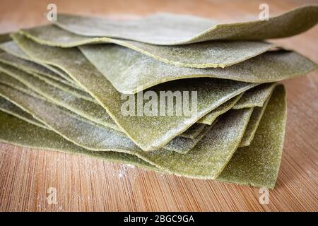 Pila di strati di lasagne fatti a mano con spinaci Foto Stock