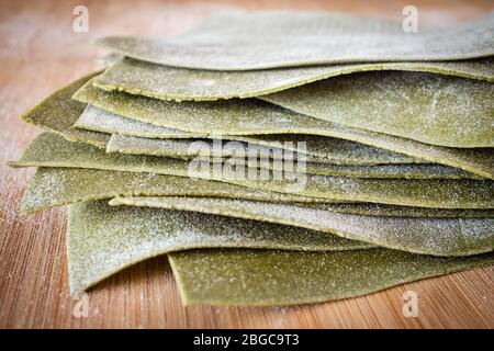 Primo piano di lasagne di pasta fresca fatte in casa con uova di farina e spinaci Foto Stock