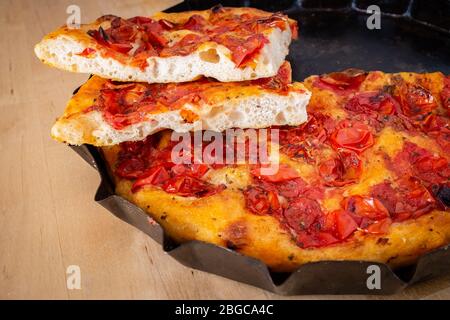 Focaccia al forno barese tradizionale cucina pugliese Foto Stock