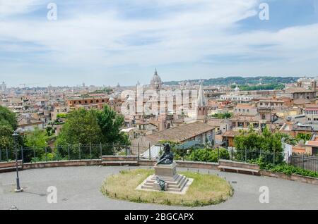 Vista dall'alto di Roma e del parco di Villa Borghese, dalla collina di Terrazza del Pincio, Roma, Italia Foto Stock