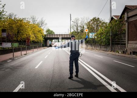 Italia, Legnano, Carabinieri controllano durante il blocco per Covid 19 Foto Stock