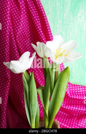 Tulipani belli su sfondo tessuto colore Foto Stock