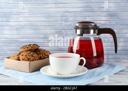 Vasetto di tè alle erbe e cookie sul tavolo Foto Stock