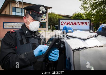 Italia, Legnano, Carabinieri controllano durante il blocco per Covid 19 Foto Stock