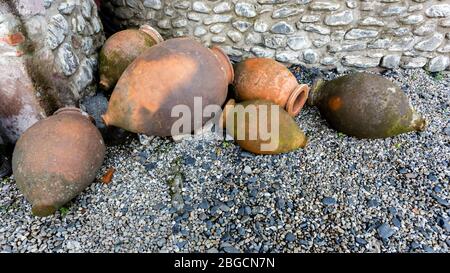 Vecchio grande qvevri vicino muro di pietra, georgiano antiche brocche di vino, Georgia Foto Stock