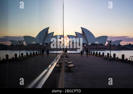 Sydney Sunrise Walk dal ponte del porto al teatro dell'opera Foto Stock