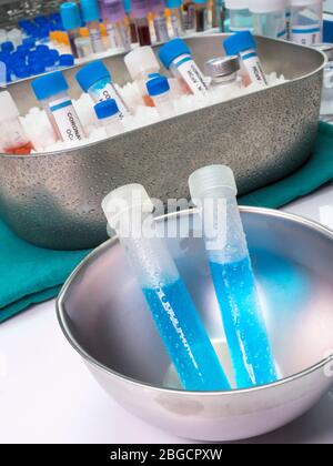 Fiale con campioni di SARS-COV-2 Covid-19 preparate a freddo in un'immagine concettuale ospedaliera Foto Stock