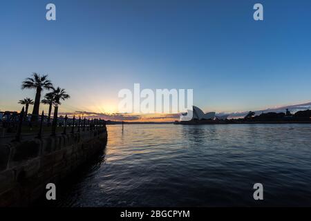 Sydney Sunrise Walk dal ponte del porto al teatro dell'opera Foto Stock