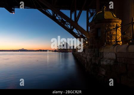 Sydney Sunrise Walk dal ponte del porto al teatro dell'opera Foto Stock
