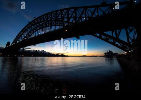 Sydney Sunrise Walk dal ponte del porto al teatro dell'opera Foto Stock